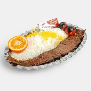 چلو کباب برگ به همراه ۲۸۰ گرم فیله خالص گوساله به همراه دورچین فلفل و لیمو و سس گوجه فرنگی و متعلقات