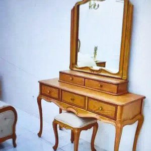 رنگ کاری مصنوعات چوبی مبلمان آراز در ملایر