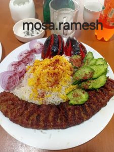 کافه رستوران کاج در شریف آباد قزوین