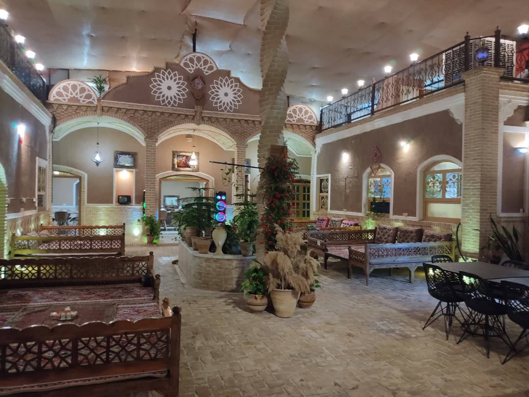 مشاهده مجموعه گردشگری پذیرایی سنتی آنا در اردکان در سامانه بهبود مشاغل